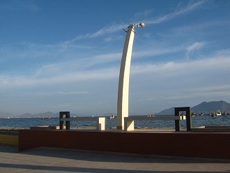 Farola con bancos con vista