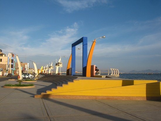 Escalera redonda con rampa y una portada
                          como entrada