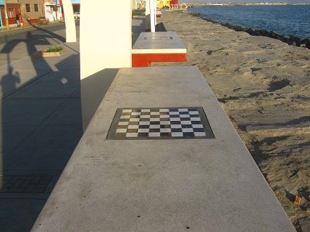 Bancos con tablero de juegos,
                                  primer plano