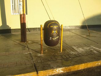 Cubo de basura con el logotipo de
                          Chimbote con la palabra escrita
                          "Municipalidad provincial del
                          Santa"