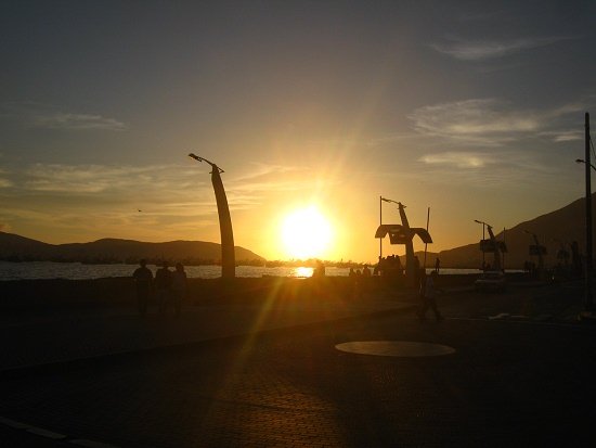 El malec�n Grau antes de la
                                    puesta del sol