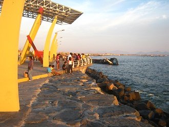 Plaza Grau, mirador con barco
                                    varado