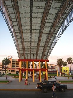 Plaza Grau, el techo de bajo
                                    01