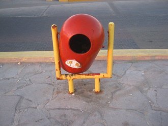 Cubo de basura en una posici�n
                            inclinada