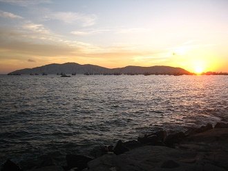 Puesta
                          del sol en la bah�a de Chimbote 01 con la isla
                          Blanca