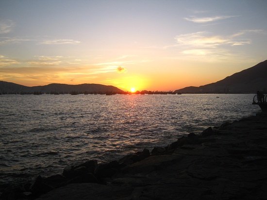 Puesta del sol en la bah�a de Chimbote
                            03
