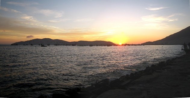 Puesta del sol en la bah�a de Chimbote, foto
                panor�mica con la isla Blanca