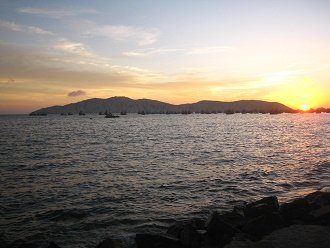 Puesta
                          del sol en la bah�a de Chimbote 04 con la isla
                          Blanca