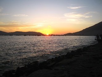 Puesta del sol en la bah�a de Chimbote
                          05