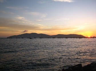 Puesta
                          del sol en la bah�a de Chimbote 06 con la isla
                          Blanca