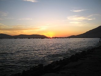 Puesta del sol en la bah�a de Chimbote
                          07