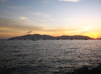 Puesta
                          del sol en la bah�a de Chimbote 08 con la isla
                          Blanca