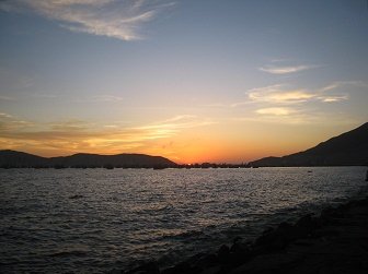 Puesta del sol en la bah�a de Chimbote
                            14