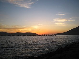 Puesta del sol en la bah�a de Chimbote
                            16