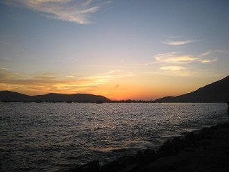 Puesta del sol en la bah�a de Chimbote
                            17
