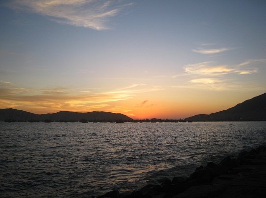 Puesta del sol en la bah�a de Chimbote
                            18