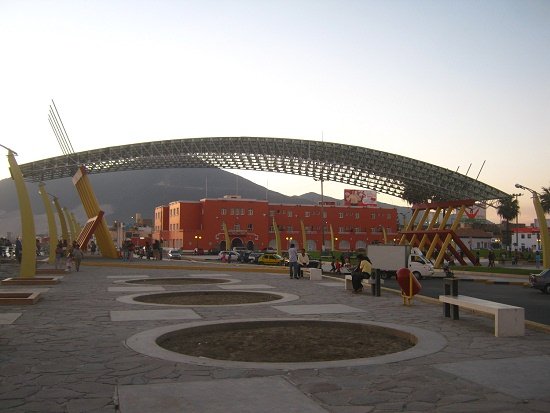 La plaza Grau con su techo y con el hotel
                          Gran Chimu al fondo