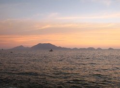 Vista a la bah�a, a los barcos de
                                  pesquera y a las islas con el cielo
                                  rosado despu�s de la puesta del sol
                                  01