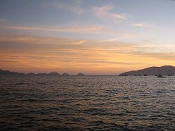 Vista a la bah�a, a los barcos de
                                  pesquera y a las islas con el cielo
                                  rosado despu�s de la puesta del sol
                                  02