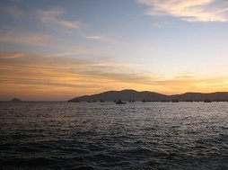 Vista a la bah�a, a los barcos de
                                  pesquera y a las islas con el cielo
                                  rosado despu�s de la puesta del sol
                                  03