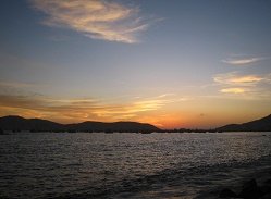 Vista a la bah�a, a los barcos de
                                  pesquera y a las islas con el cielo
                                  rosado despu�s de la puesta del sol
                                  04