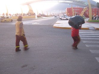 Obrero llevando la basura 02