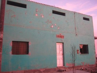 Un hostal viejo descuidado sin clientes