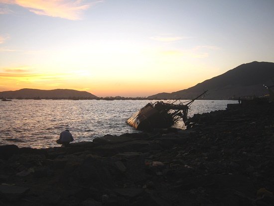 Barco varado con el cielo amarillo de
                            la bah�a de Chimbote 01