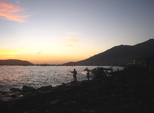 Barco varado con el cielo amarillo de
                            la bah�a de Chimbote 02