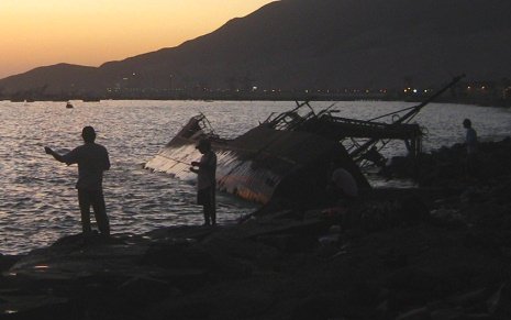 Barco varado con el cielo amarillo de
                            la bah�a de Chimbote 02, primer plano
