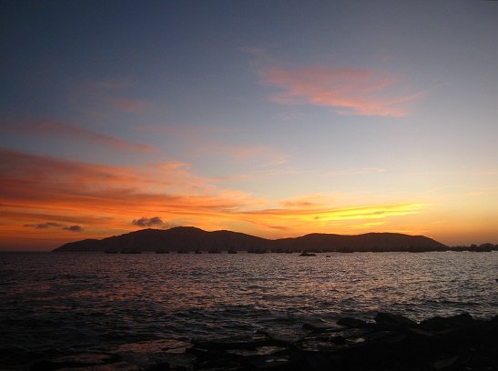 El cielo amarillo sobre la isla Blanca
                            en la bah�a de Chimbote despu�s de la puesta
                            del sol