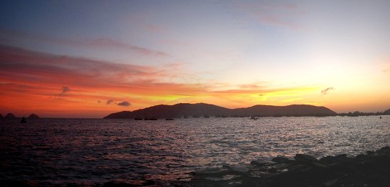 Vista maravillosa con cielo amarillo
                            con la isla Blanca, foto panor�mica