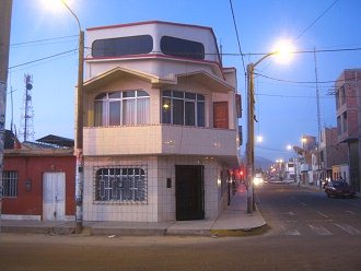 Casa de tres pisos en una esquina