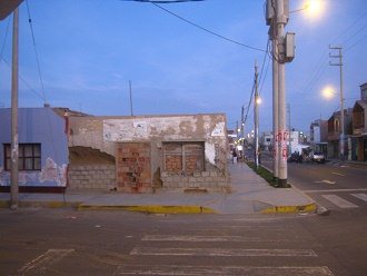 Otra casa de un piso en una esquina