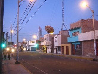 Casa con antena grande