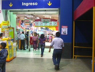 La entrada de la Plaza Vea en la avenida
                          Bolognesi