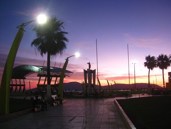 El monumento de la plaza Grau en la
                            noche