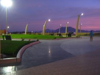 La plaza Grau en la noche