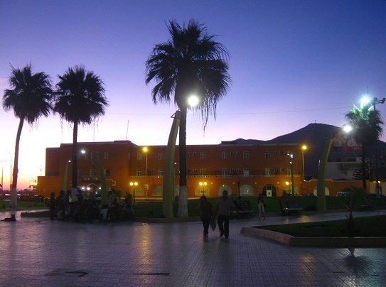 El hotel Gran Chimu en la noche