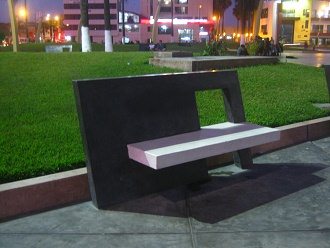 Banco geom�trico en la plaza Grau de
                          Chimbote