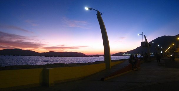 El malec�n de Chimbote en la noche,
                            vista panor�mica