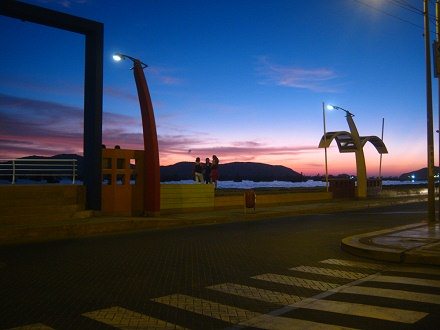 La �ltima vista al malec�n con la vista
                          al cielo rosado