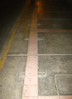 Restos de
                          bancos en la acera