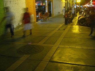 Restos de
                          bancos en la acera 02