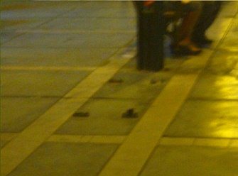 Restos de bancos en la acera 02, primer
                          plano