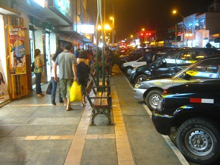 Bancos en aceras anchas en Chimbote