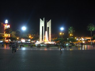 Plaza de Armas con la fontana funcionando en la
                noche