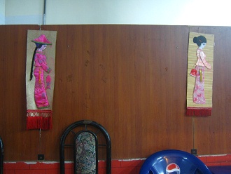 Chifa "Pek�n", mu�ecas
                                  de mujeres chinas