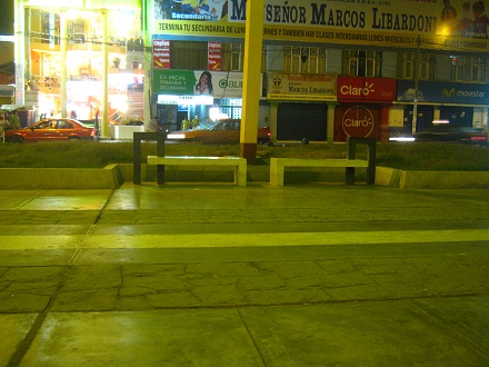 La avenida de la Torre con su bulevar
                            en la noche, bancos rect�ngulos