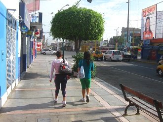 Jir�n Aguirre con acera ancha con bancos